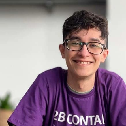Foto de Alan Graton usando a camisa da 2B Contábil
